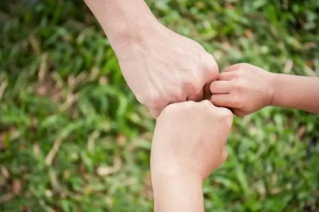 Varför är det viktigt att sätta gränser i kommunikationen med patienter och deras familjer?