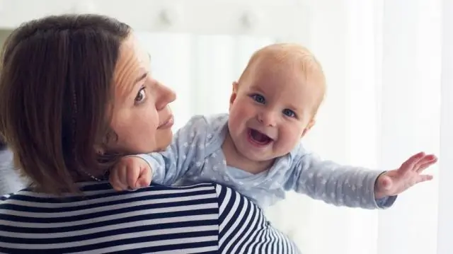 Bagaimanakah saya boleh mendapatkan anak saya yang berumur 11 bulan untuk makan?