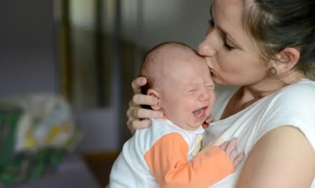 Hvordan kan jeg stimulere min 1 måned gamle baby?