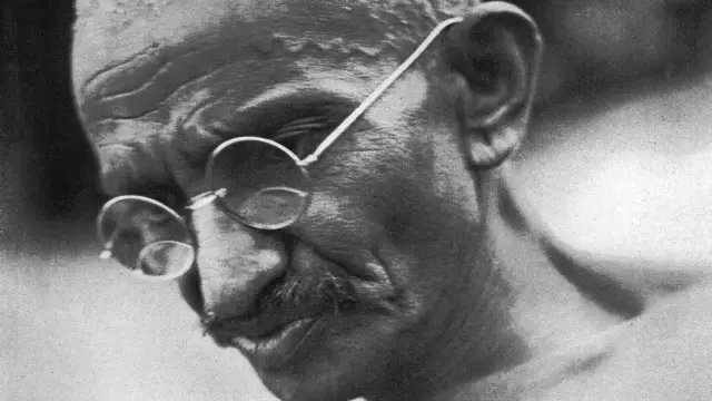 Wo hat Gandhi angefangen, Dhoti zu tragen?